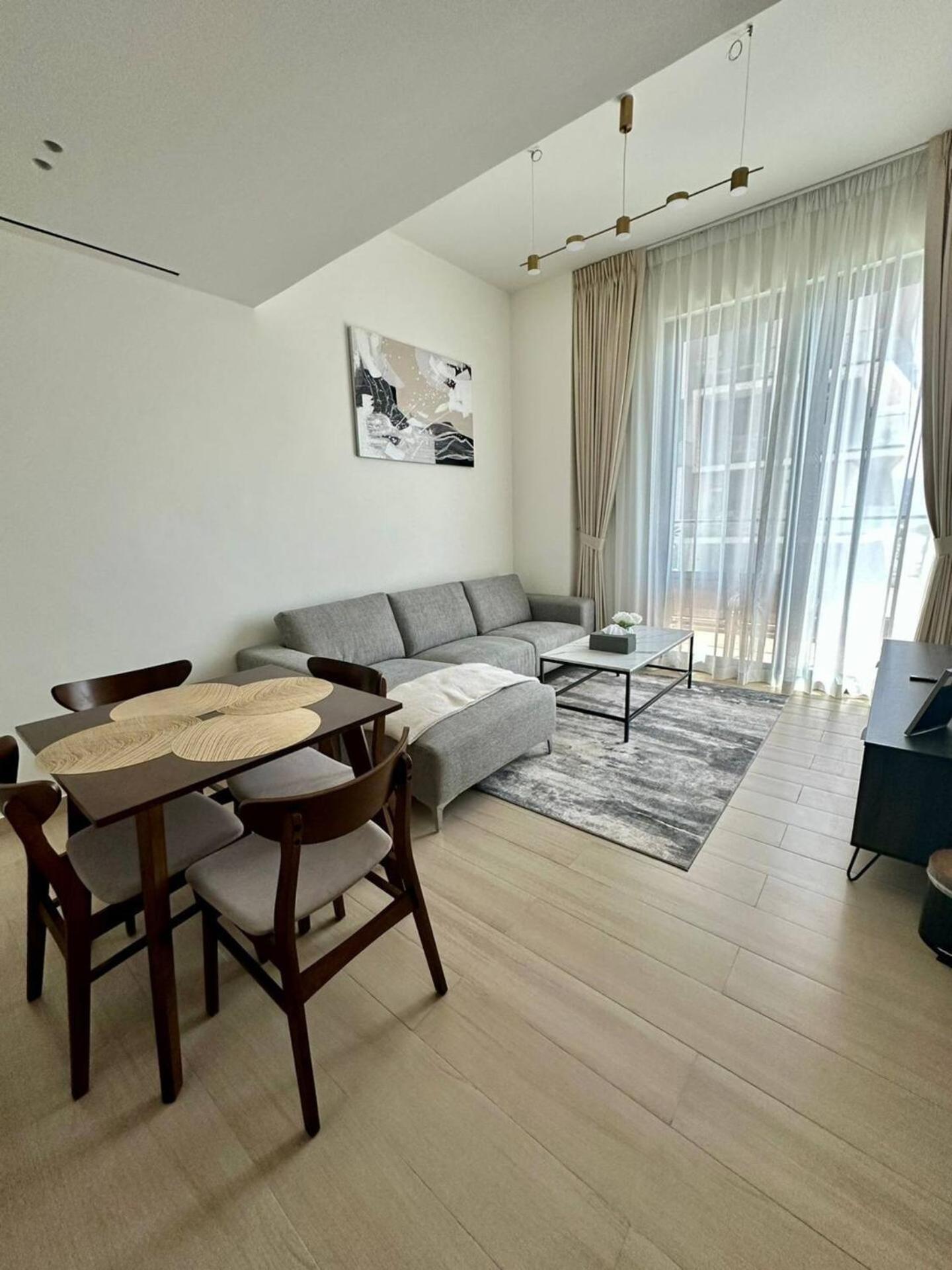 Fully Furnished Cozy 1bedroom With Balcony In Jvc Apartment *